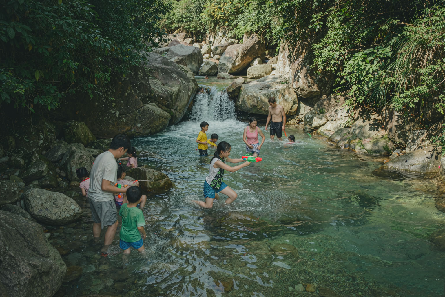 燕子河大峡谷戏水 1 日营